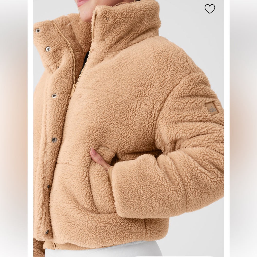 NEW ALO SHERPA SNOW ANGEL PUFFER COAT in color camel. Size XS. Never worn!